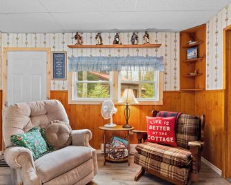Eugenia Lake Cottage. One minute walk to beach. - Flesherton - Living room