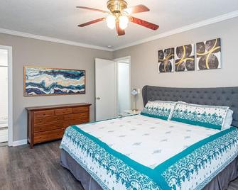 3BR Kid Friendly Fenced in Swingset - Raleigh - Habitación