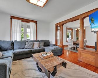 Backyard Retreat - Ronks - Living room