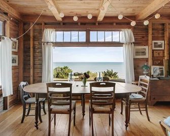 Stunning Oceanfront Home in Chilmark. 2 minutes to the beach. - Chilmark - Comedor