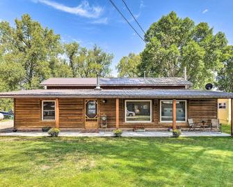 Family Home with Hot Tub - Walk to Johnson Lake! - Elwood - Building