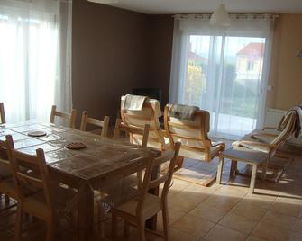Close to Auvergne's volcanoes, lakes and magnificent natural sites. - Sainte-Florine - Comedor
