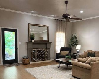 The Willow Oak Large 2400 sf home 3 bed 2 bath - Париж - Вітальня