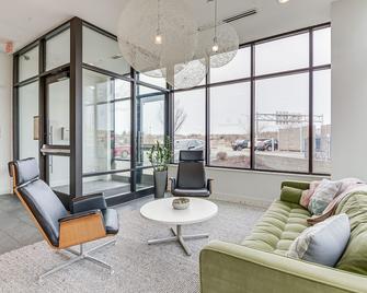 Modern Springfield Apartment ~ 7 Mi to Downtown! - Springfield - Living room