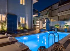 Sun Ray Luxury Apartments - Agia Marina - Uima-allas