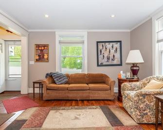 Unit 1: Beautiful townhouse near to Petoskey shopping, restaurants and trails. - Petoskey - Living room