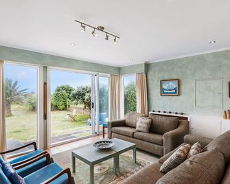 La Casa de la Playa - Beachfront Waikanae Home - Waikanae - Living room