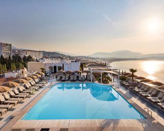 Radisson Blu Hotel, Nice - ניס - בריכה