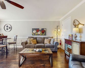 Riverfront studio with firepit, shared decks, & community pool- walk to trails - Townsend - Living room