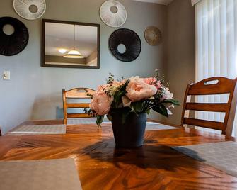 Quiet, comfy and spacious 3 bedroom home in KC - Mission - Dining room