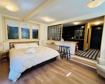 Leura's Magical Manderley - Studio Room - Leura - Bedroom