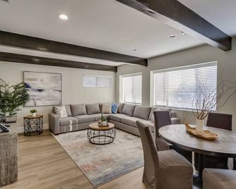 Spacious Home: Perfect 4 Families, Garage Parking - Fullerton - Salon