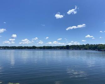 3 Bedroom House On Pewaukee Lake - Pewaukee - Outdoors view