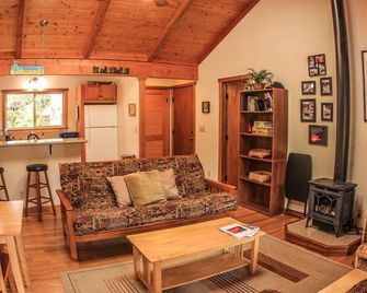 Cute, spacious rainforest cottage close to HVNP - Volcano - Living room