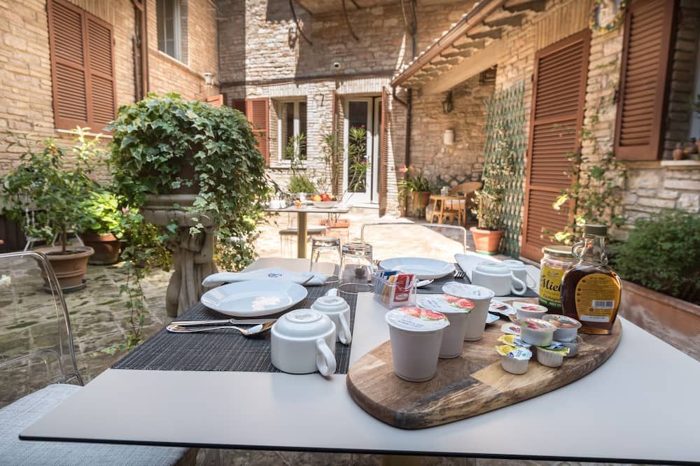 Brunelli B&B - אסיסי - פטיו