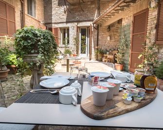 Brunelli B&B - אסיסי - פטיו