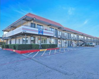 Super 7 Inn Dallas-Southwest - Dallas - Building