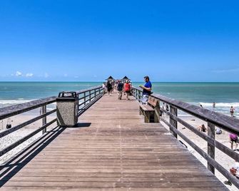 Coastal Downtown Naples Condo - Walk to the Beach! - Naples - Playa