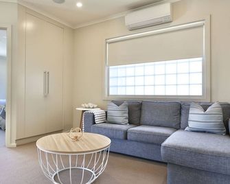 Iona Blue 2 Bedroom Townhouse 200m to Re - Robe - Вітальня