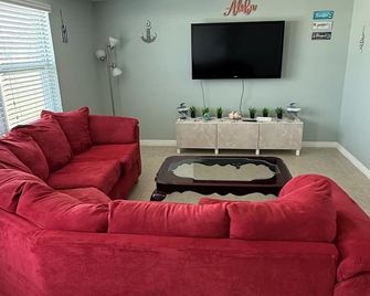 Modern 3BR Home in secure neighborhood with Free Parking & WiFi - Riverview - Obývací pokoj