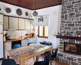 Land Of Olive A traditional stone housewith pool in Ano Styra - Styra - Küche