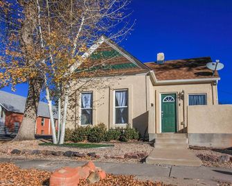 Downtown Home w/ Grill: 5 Mi to Garden of the Gods - كولورادو سبرينغز - مبنى