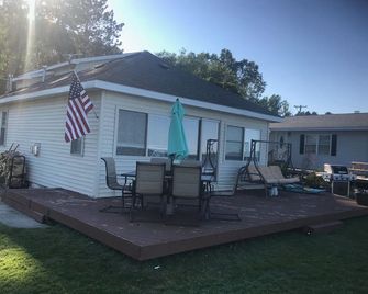 Lake Mitchell Lakefront Rental, very sandy lakefront. great ice fishing lake - Cadillac - Patio