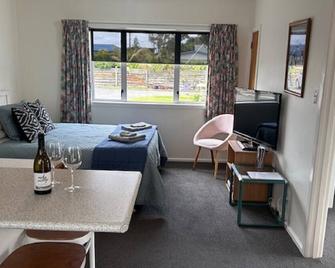 Fully self contained unit with separate bedroom on beachfront property, - Napier