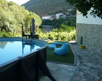 House Field in Pinhao, Portugal On the bank of Pinhão River - سابروسا - حوض السباحة