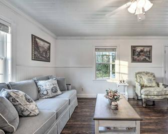 Waterfront Dunlap Cottage Large Yard and Views - Dunlap - Living room
