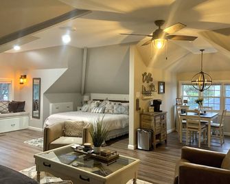 Beautiful Private Spacious Suite Downtown Franklin - Franklin - Bedroom