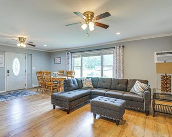 1 Block to Lake Huron: Pet-Friendly Apt w/ Kayaks - Lexington - Sala de estar