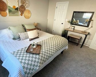 Boho Oasis – Spacious 3-Bedroom Stylish Retreat with Games & Coffee Bar - Wichita - Bedroom
