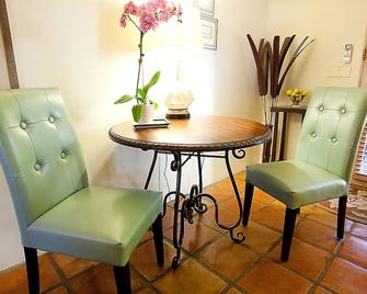 Casa de Tres Lunas/House of Three Moons - Santa Fe - Dining room