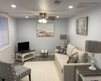 Quaint cottage one block from water - North Kingstown - Living room