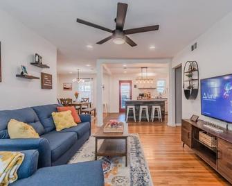 Spacious 4BR, King Suite & Grill - 18 min from Downtown - Dallas - Living room