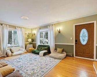 Spacious 6BR Retreat w/ Ballroom, Fire Pit & Huge Yard! - Stony Point