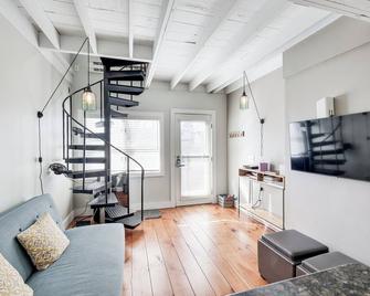 Walk to Beach Charming Condo in Provincetown! - Provincetown - Stairs