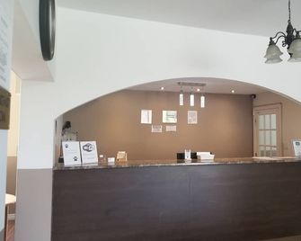 Belmont inn - Sudbury - Front desk