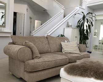 Bright & Spacious, 4 Bedrooms, 2 Fireplace House - Port Coquitlam - Living room