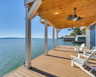 Dock and Panoramic Views Guntersville Lake Retreat! - Scottsboro - Patio