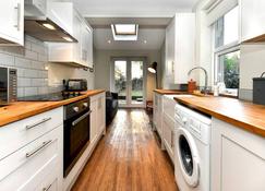 Pass the Keys Cosy 2 bed house close to City centre with garden - Cardiff - Kitchen