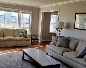 Spacious home for relaxation in Roseland. 30 min from hiking trails, wineries. - Roseland - Sala de estar
