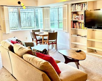 Cozy private apartment with parking Olympic Manor, Ballard, North Beach - Seattle - Living room