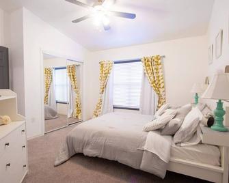 Modern Boho Condo With A Royal Touch -King Bed - Gainesville - Bedroom