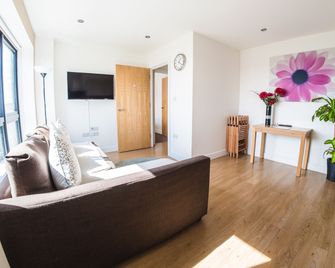 Ilford Tower Apartments - Ilford - Living room