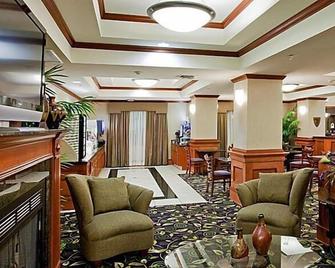 Holiday Inn Express Hotel And Suites Ada By IHG - Ada - Gebäude