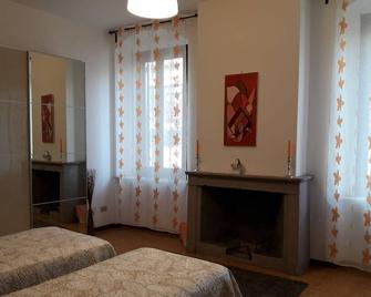 Stanza in appartamento nel centro storico di Parma - Parma - Slaapkamer