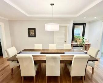 Luxury Dream Cottage - Hot Tub, 3 blocks from Pearl Street, and 5 outdoor patios - Boulder - Dining room