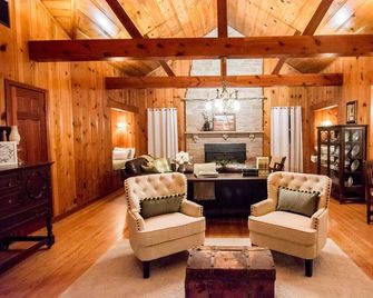 The Homeplace: Rural Retreat Near Memphis - Byhalia - Sala de estar